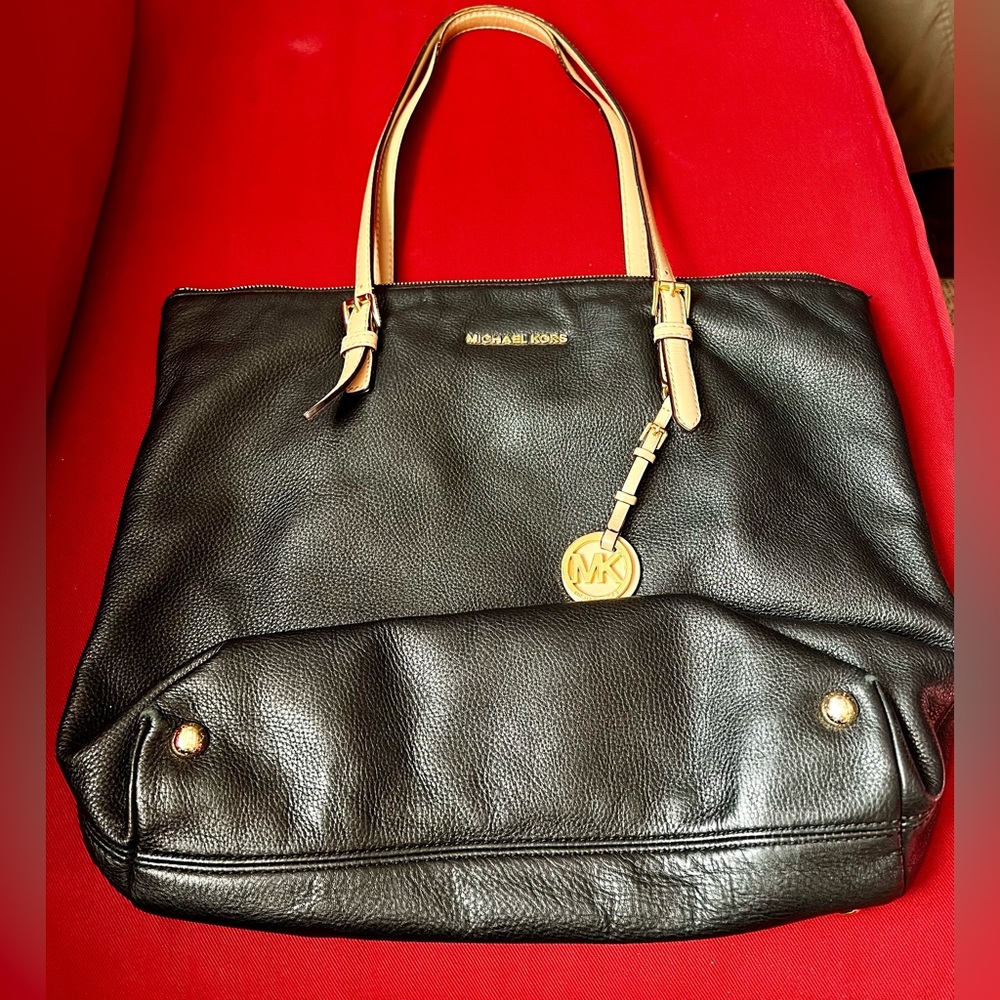 Michael Kors large zipper leather bag. In good condition.